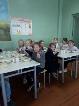 Завтрак в столовой(учащиеся начальной школы)